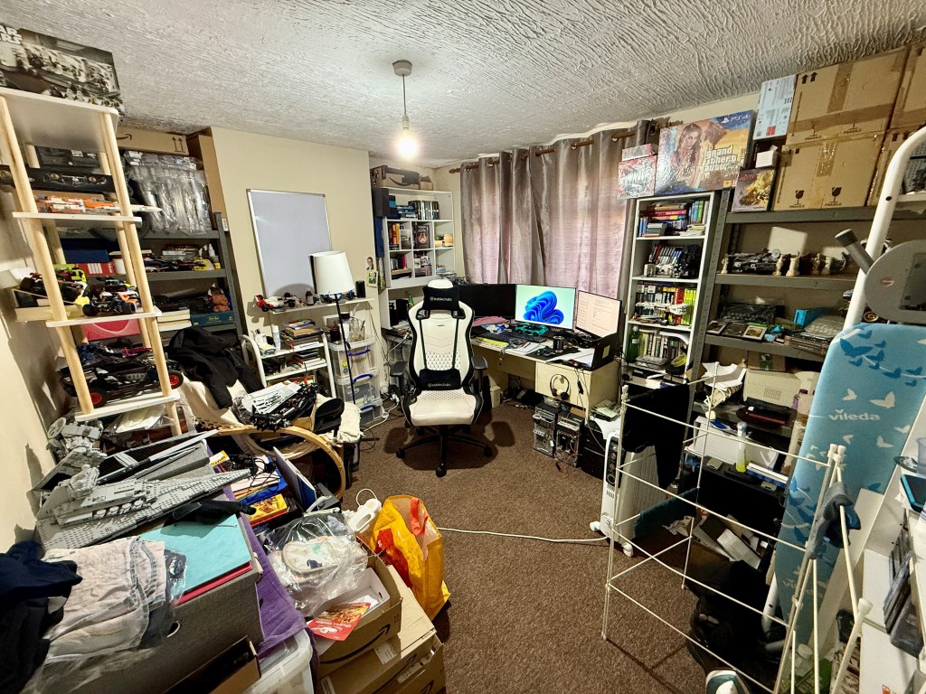 Lot: 123 - FREEHOLD BLOCK OF TWO FLATS FOR INVESTMENT - Top floor - Living room